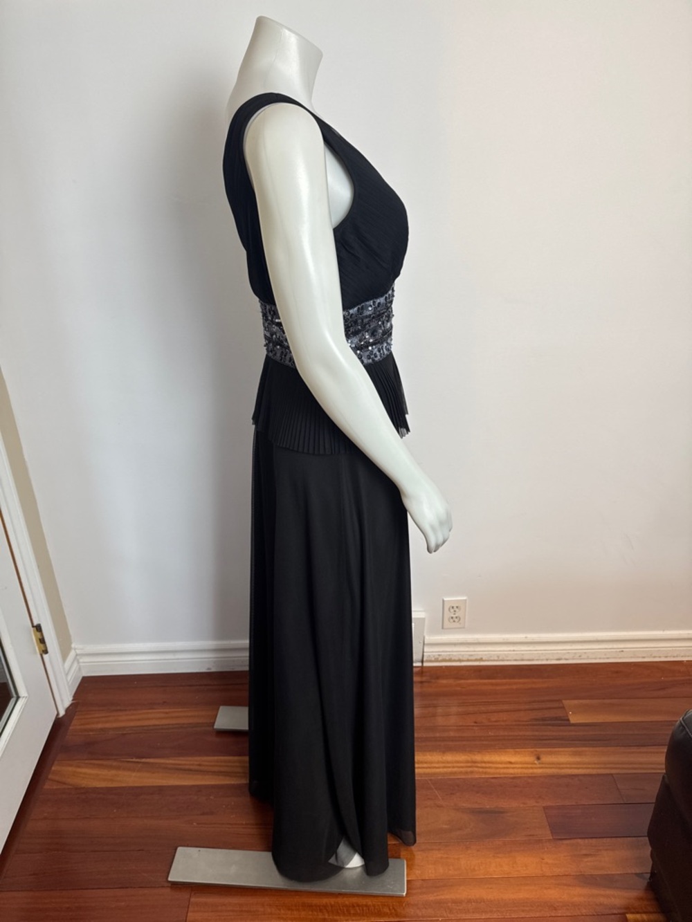 JS COLLECTION - Black Sequin/jewel Embellished V-neck Gown. Pleated peplum. 12 - Picture 5 of 9